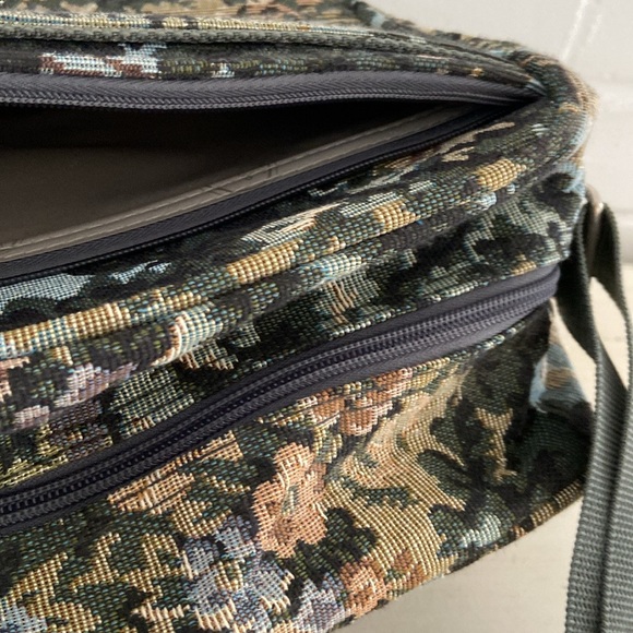 Classic Vintage Gloria Vanderbilt Tapestry Classic Old-Style Travel Shoulder Bag - Picture 11 of 13